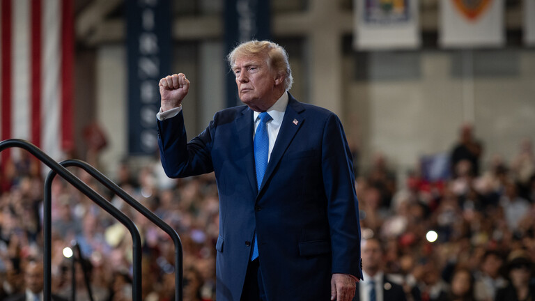 US-Präsident Donald Trump zeigt während einer Rede im David S. Mack Center for Training and Intelligence die geballte rechte Faust (New York, 14.08.206)