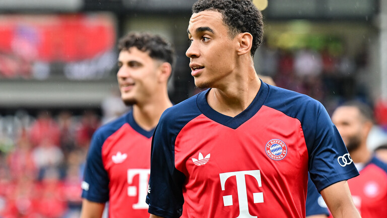 Bayern-Spieler Jamal Musiala ist bei einem Fußballspiel auf dem Weg in die Kabine.