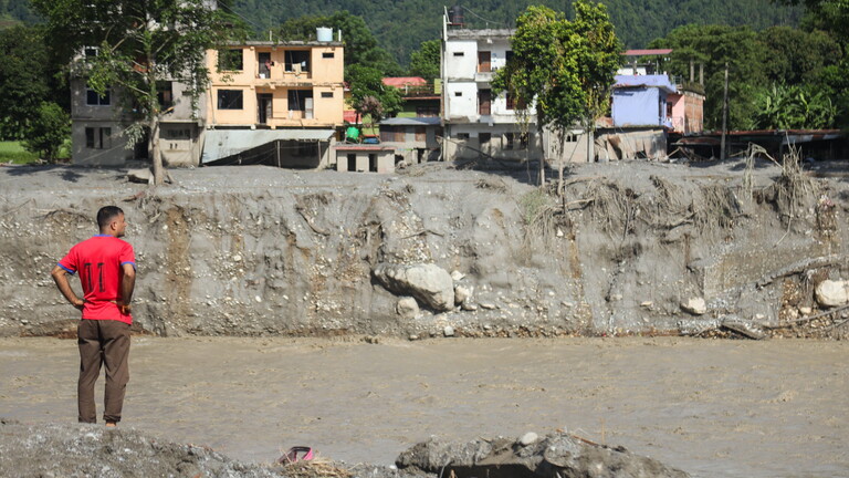 Mann steht am Ufer des Flusses Bhotekoshi und schaut auf die Schäden, die die Flut verursach hat (Nepal, 26.08.2026)