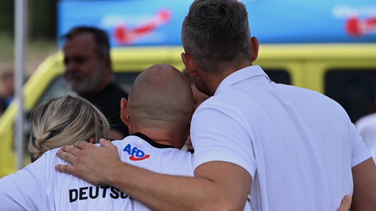 AfD-fans von hinten fotografiert