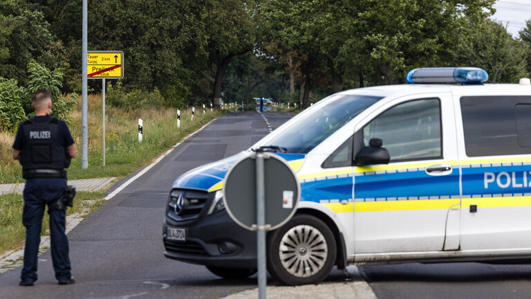 Polizist und Einsatzwagen sperren Straße zum Umspannwerk in Turnow-Preilack, Brandenburg ab (01.09.2026)