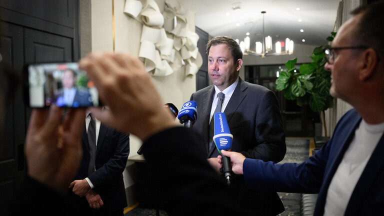 Lars Klingbeil (SPD), Bundesminister der Finanzen, äußert sich vor Mikrofonen in einem Hotel in Greenville (USA) zur Steuerreform der Bundesregierung.