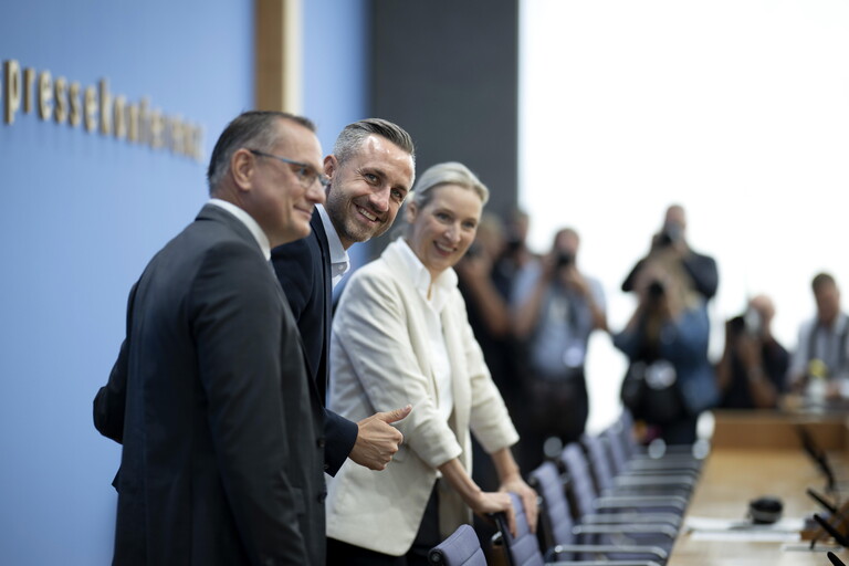 Tino Chrupalla , Co-Vorsitzender der AfD Alternative für Deutschland , Ulrich Siegmund , AfD-Spitzenkandidat in Sachsen-Anhalt , und Alice Weidel , Fraktionsvorsitzende der AfD Alternative fuer Deutschland im Gebäude der Bundespressekonferenz