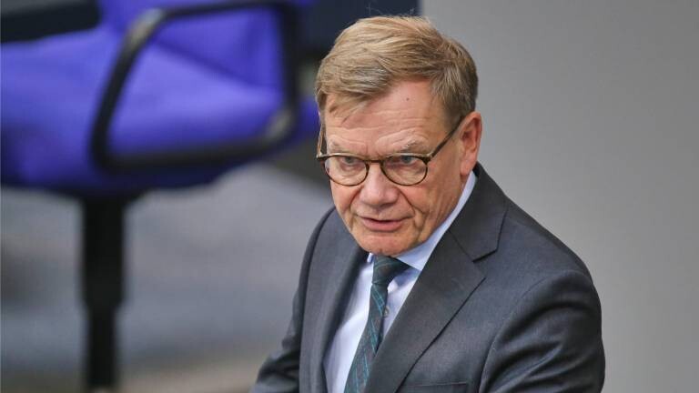 Johann Wadephul steht im Plenarsaal des Deutschen Bundestages am Rednerpult. Er blickt nach links, trägt Brille mit dunklem Gestell, einen dunklen Anzug mit Krawatte. Im Hintergrund ist verschwommen der Saal zu sehen.
