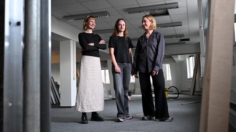 Als Architektinnen-Trio haben Leona (l-r), Juli und Emma das Kollektiv «Vonwegenleer» gegründet und wandeln leerstehende Büroflächen zeitweise in Wohnflächen um.