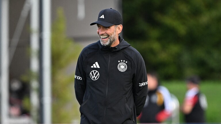 Bundestrainer Jürgen Klopp lacht während des Trainings mit der deutschen Nationalmannschaft vor dem ersten Nations-League-Spiel gegen die Niederlande.