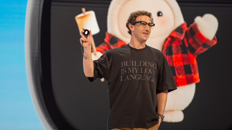 Mark Zuckerberg, Chef des Facebook-Konzerns Meta, zeigt bei einer Entwicklerkonferenz ein geplantes kleines Gerät für den Zugriff auf die hauseigene KI-Software Muse. Es soll Muse Charm heißen.
