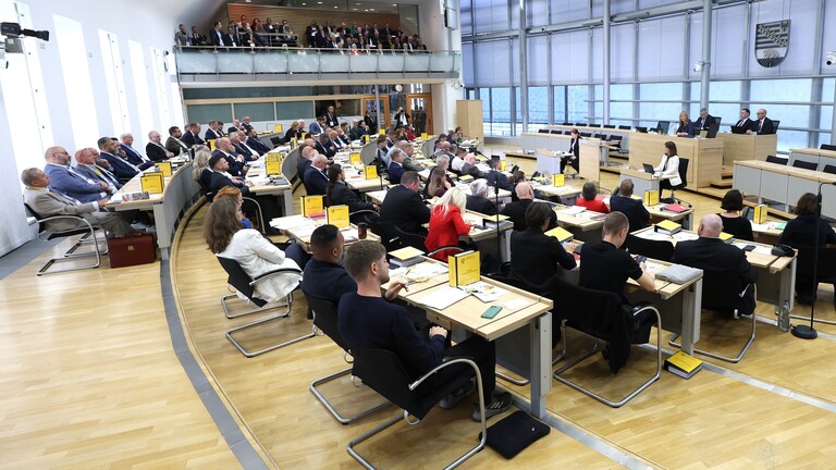 Abgeordnete sitzen während der konstituierenden Sitzung des Landtags von Sachsen-Anhalt am 06.10.2026 im Saal.
