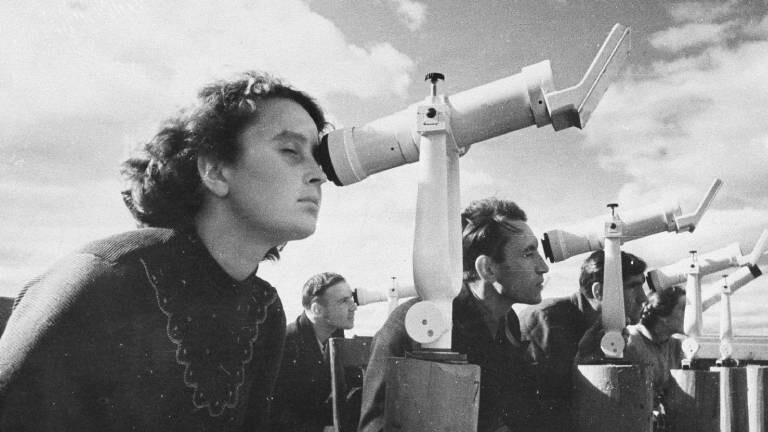Studierende eines Astronomie-Kurses am Goedesy-Institut in Nowosibirsk, Sibirien, beobachten am 7. Oktober 1957 den Flug des sowjetischen Erdsatelliten Sputnik 1 durch spezielle Spiegelteleskope.