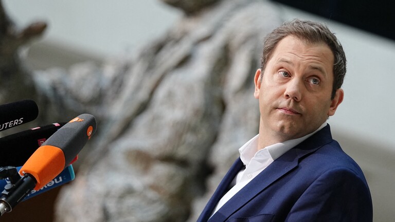 Lars Klingbeil (SPD) gibt in der SPD-Parteizentrale, dem Willy-Brandt-Haus ein Pressestatement. Im Hintergrund ist eine Statue zu sehen, die Willy Brandt darstellt.