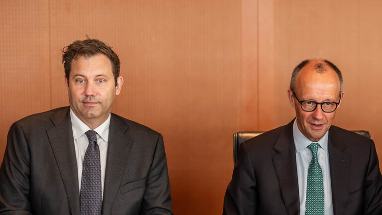Bundeskanzler Friedrich Merz (r, CDU) sitzt neben Lars Klingbeil (SPD), vor Beginn der Sitzung des Bundeskabinetts im Kanzleramt (Berlin, 14.10.2026)