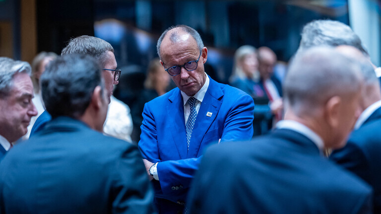 Bundeskanzler Friedrich Merz (M, CDU) spricht mit Kolleginnen und Kollegen beim EU-Gipfel am 15.10.2026 und guckt dabei sehr nachdenklich.