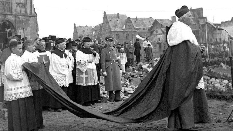 Das Foto zeigt Bischof von Galen, der auf dem Domplatz in Münster zu Gläubigen spricht (undatiertes Handout).