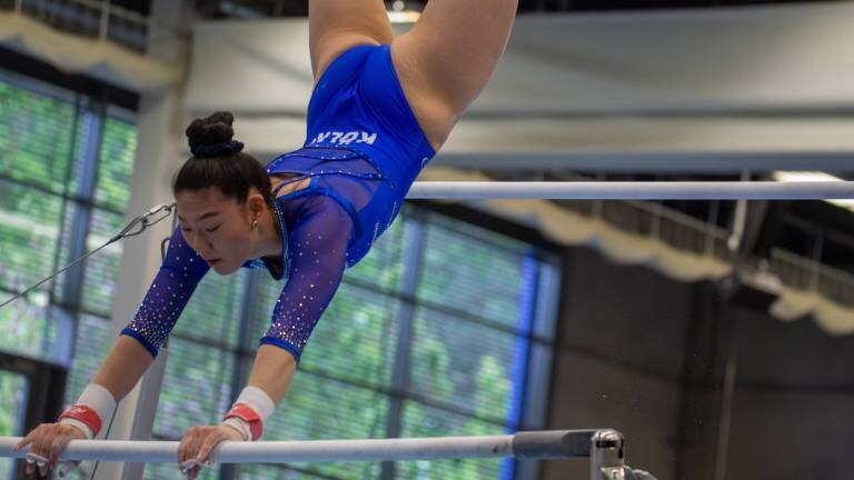 Deutsche Turnliga (Bundesliga) der Frauen, 1. Wettkampftag 2025 in Mannheim. Geräteturnerin Aiyu Zhu (TZ DSHS Köln) am Stufenbarren