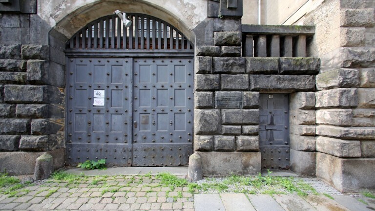 Eine Toreinfahrt in das Gebäude des jetzigen Amtsgerichts in Leipzig (Sachsen), aufgenommen am 03.06.2016. Ab 1960 befand sich hier die letzte und einzige zentrale Hinrichtungsstätte der DDR.