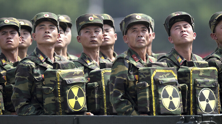 Nordkoreanische Soldaten tragen bei einer Militärparade Taschen mit dem Nuklearsymbol