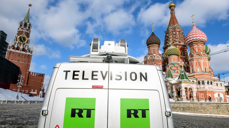 Ein Transporter des russischen Staatssenders RT steht vor Basilius-Kathedrale in Moskau