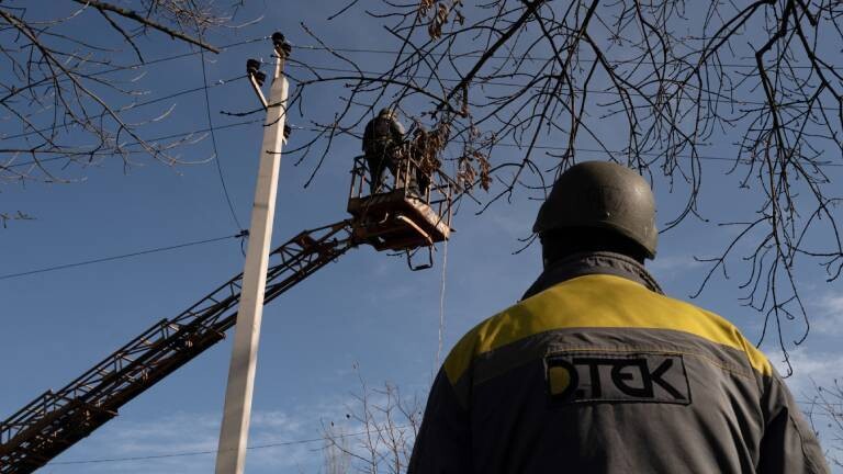 Elektrotechniker der Firma DTEK reparieren eine Stromleitung in der Region Donezk (Ukraine, 19.11.2024)