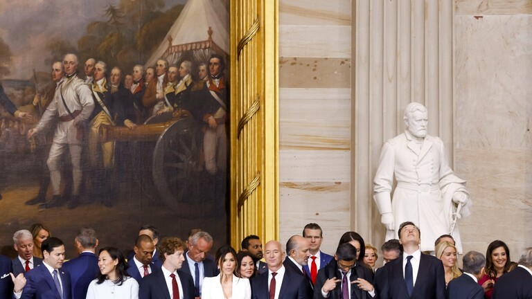 US Senator Marco Rubio (2-L), Priscilla Chan, Meta CEO Mark Zuckerberg, Lauren Sanchez, businessman Jeff Bezos , Alphabet’s CEO Sundar Pichai, and businessman Elon Musk, zwischen anderen Gästen bei der Amtseinführung von Donald Trump im US Capitol in Washington, DC, 20.01.2025