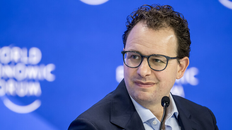 Dario Amodei, Mitbegründer von Anthropic, sitzt am Mikrofon einer Sitzung zum Thema KI während der Jahrestagung des Weltwirtschaftsforums (WEF) in Davos (23.01.2025, Schweiz)