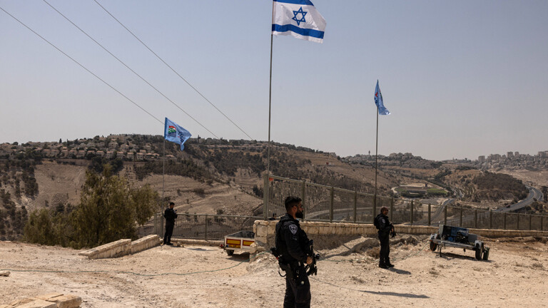Israelische Polizisten stehen Wache nahe der Siedlung Maale Adummim in einem Landkorridor, der als E1 bekannt ist, außerhalb Jerusalems im besetzten Westjordanland am 14. August 2025.