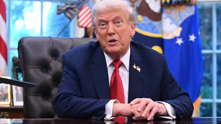 US-Präsident Donald Trump spricht nach der Unterzeichnung einer Durchführungsverordnung zu Tiktok im Oval Office des Weißen Hauses in Washington, DC, am 25. September 2025 vor der Presse.