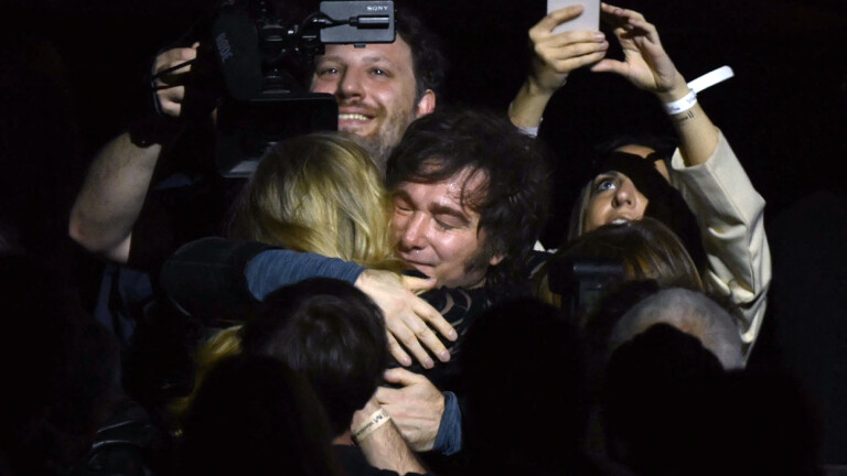 Der argentinische Präsident Javier Milei  umarmt am 6. Oktober  bei einer Veranstaltung anlässlich der Veröffentlichung seines Buches "The Making of the Miracle" seine Schwester Karina in Buenos Aires