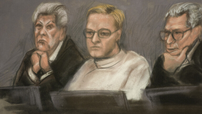 Eine Gerichtsskizze zeigt Marius Borg Høiby (Mitte), den Sohn der norwegischen Kronprinzessin Mette-Marit, flankiert von den Verteidigerinnen Ellen Holager Andenæs und Petar Sekulić am ersten Tag des Prozesses gegen Høiby in Oslo am 3. Februar 2026.