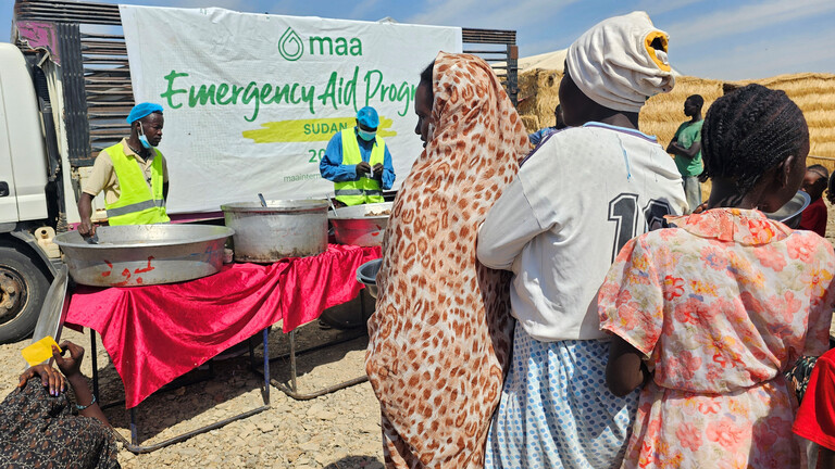 Vertriebene Sudanesen warten im Flüchtlingslager Abu al-Naga auf die Ausgabe von Lebensmitteln (06.02.2026)