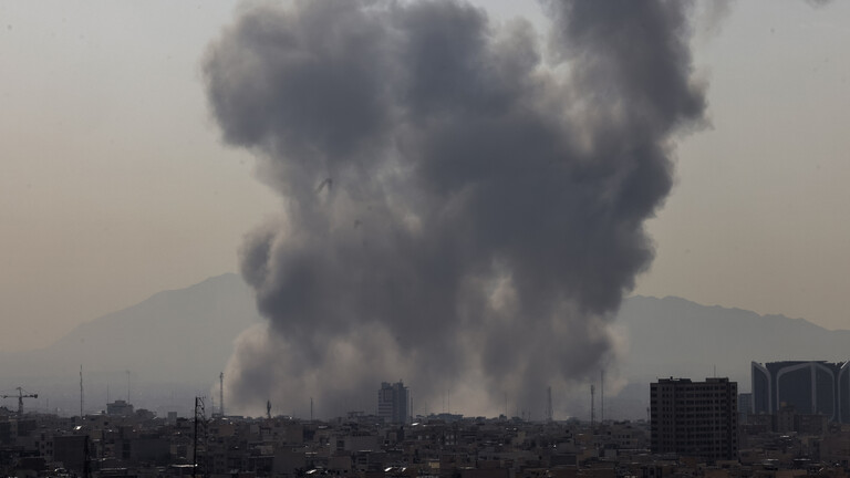 Rauchwolken über Teheran nach Militärschlag auf Iran durch Israel und USA