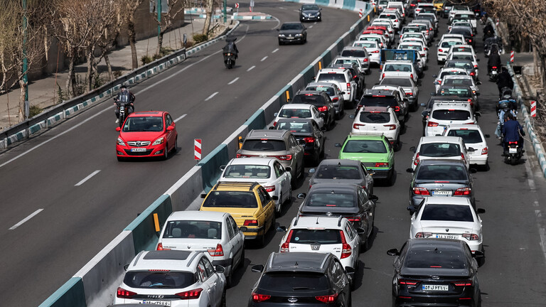 Ein Stau auf einer Straße in Teheran, nachdem es Raketenangriffe durch Israel und die USA gab