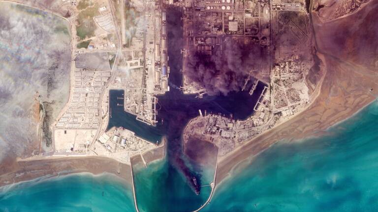 Auf einem Satellitenbild ist aufsteigender Rauch zu sehen, nach einer Explosion im Hafen von Bandar Abbas entlang der Straße von Hormus