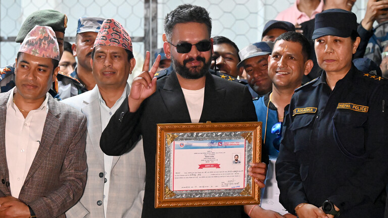 Balendra Shah, Kandidat der Partei Rastriya Swatantra Party (RSP), zeigt sich am 7. März in Damak im Distrikt Jhapa siegesgewiss