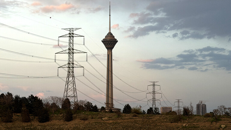 Strommast und der Fernsehturm Bordsch-e Milad in Teheran
