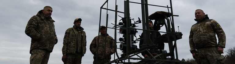 Dieses Bild wurde von der ukrainischen Armee aufgenommen und zeigt: Ukrainische Soldaten testen eine FPV-Drohne während einer Übung in der Region Saporischschja (10.04.2026)