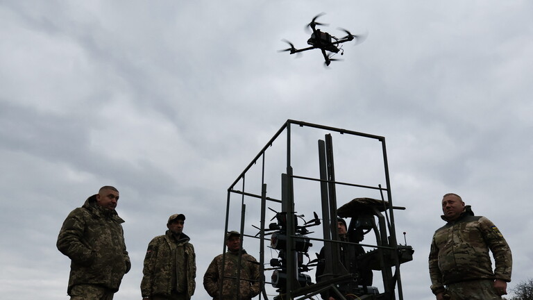 Dieses Bild wurde von der ukrainischen Armee aufgenommen und zeigt: Ukrainische Soldaten testen eine FPV-Drohne während einer Übung in der Region Saporischschja (10.04.2026)
