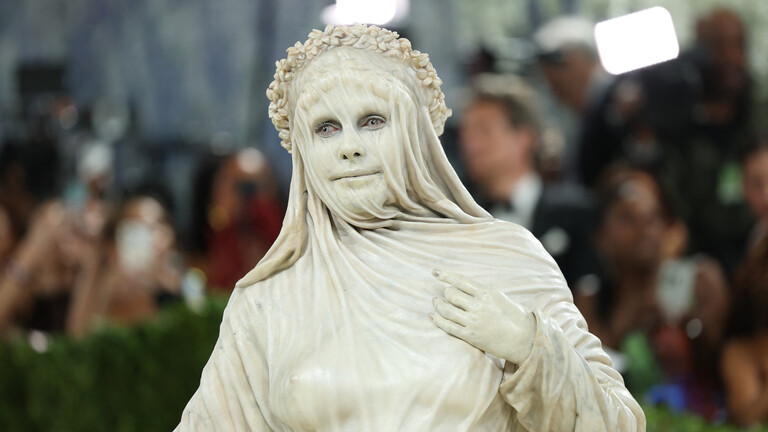 Heidi Klum tritt verkleidet als Marmorstatue bei der Met Gala auf