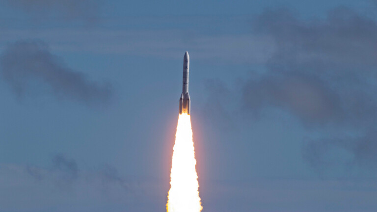 Sie bringt 36 Satelliten für Amazons Leo-System ins All: Ariane 6 beim Start am 17. Juni in Kourou, ausgestattet mit vier P160C Boostern