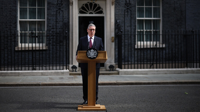 Der britische Premierminister Keir Starmer kündigt am Morgen des 22. Juni 2026 vor Downing Street  10 seinen Rücktritt an