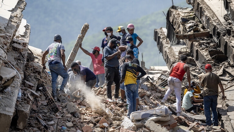 Freiwillige und Bewohner suchen nach dem Erdbeben in den Trümmern eingestürzter Gebäude nach Überlebenden (Caraballeda, Bundesstaat La Guaira, Venezuela, 28.06.2026)