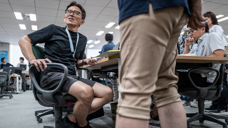 Regierungsbeamte in zwangloser Kleidung, darunter kurze Hosen, T-Shirts und Turnschuhe, arbeiten im Büro des Hauptquartiers der Tokioter Stadtverwaltung als Teil der „Cool Biz“-Initiative der Hauptstadt in Tokio.