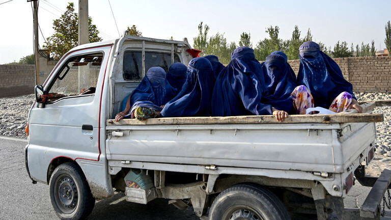 In Burkas gehüllte Frauen sitzen auf einem Kleinlaster (Afghanistan, Provinz Takhar, 29.07.2026)