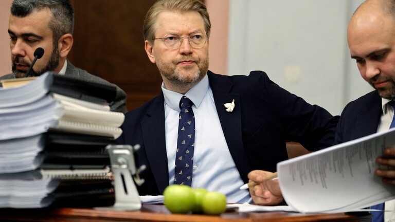 Nikolai Rybakow (Mitte), Vorsitzender der liberalen russischen Partei Jabloko, bei einer Sitzung des Obersten Gerichts Russlands. Vor ihm liegen Akten und drei grüne Äpfel (Moskau, 17.08.2026)