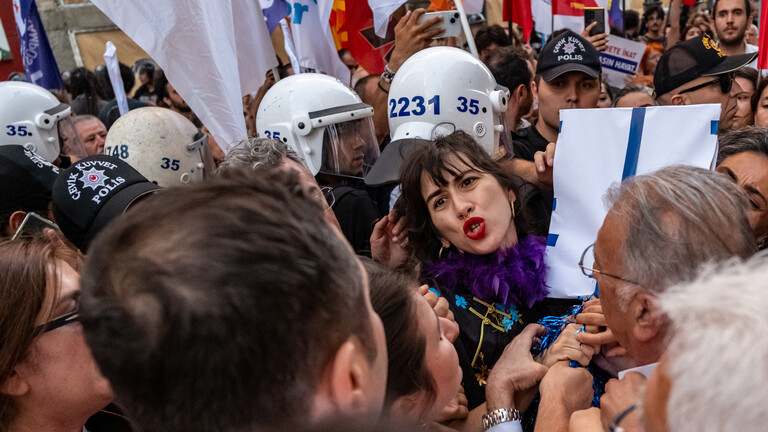 Türkische Bereitschaftspolizisten gehen durch die Menge einer Demonstration von LGBTQ-Aktivisten (Izmir, Türkei, 14.09.2026)