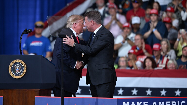 US-Präsident Donald Trump begrüßt den Vorstandsvorsitzenden der Audi AG, Gernot Döllner, bei einer Wahlkampfveranstaltung im Vorfeld der Zwischenwahlen im Guardian Centers of Georgia in Perry, Georgia, am 24. Oktober 2026.