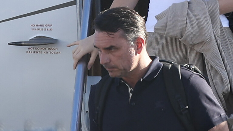 Flávio Bolsonaro steigt am 28. Oktober 2026 nach seiner Ankunft am Opa Locka Executive Airport in Miami, Florida, aus dem Flugzeug.