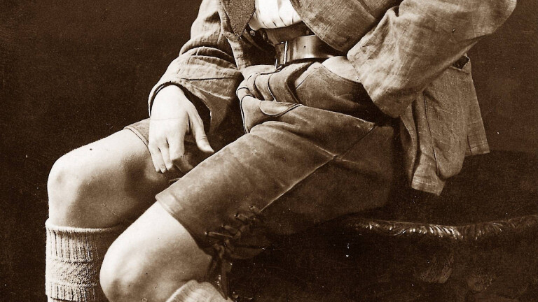 Atelieraufnahme von Adolf Hitler in Lederhose mit Jancker 1931 in München.