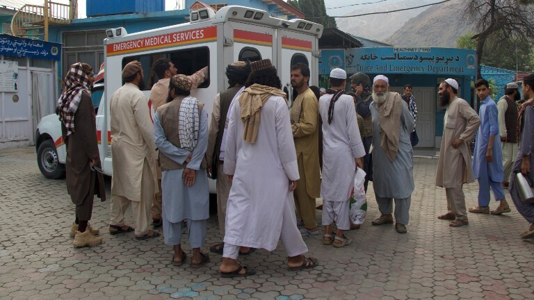 Nach einem schweren Erdbeben im Nordosten Afghanistans versammeln sich Menschen an einem Krankenwagen.