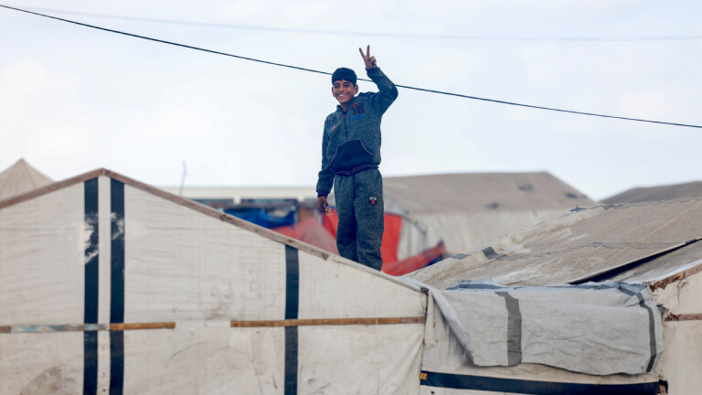 Ein palästinensischer Junge in einem Flüchtlingscamp in Al-Mawasi zeigt das Victoryzeichen und freut sich sichtlich über die Entwicklung der Friedensverhandlungen