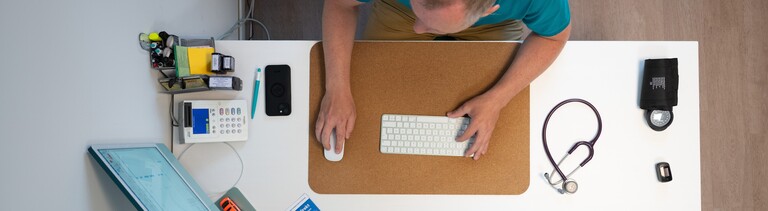 Arzt bei der Arbeit in seiner Praxis